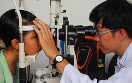 Ăn cháo chữa cận thị: Cận không khỏi, mắt càng thêm nheo