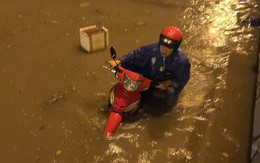 Sau cơn mưa lớn, nhiều tuyến đường ở Sài Gòn lại thành “sông”
