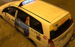 Đường Nguyễn Hữu Cảnh ngập sau trận mưa tối qua: Van đã mở hết nhưng nước không chảy về