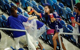 Cổ động viên Nhật bản ở lại sân dọn rác sau khi đội nhà chiến thắng Colombia tại World Cup