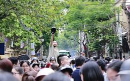 "Con ơi, bố ở đây!" - Bức ảnh ông bố vượt lên biển người để đón con sau buổi thi gây xúc động mạnh