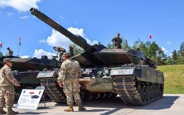 Nga phẫn nộ khi dàn xe tăng của NATO bất ngờ tung hỏa lực