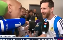Được nhà báo tặng bùa may mắn, Messi hành động khiến người tặng sững sờ