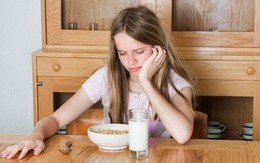 Hay mải làm việc rồi ăn muộn, bỏ bữa gây ra hàng loạt tác hại cho sức khỏe