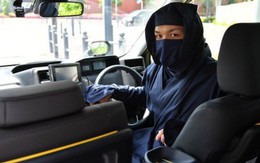 Đi taxi ở Nhật Bản mùa này: Tài xế nếu không phải ninja huyền thoại thì cũng là vệ sĩ vest đen cực ngầu và còn được trang bị cả… súng nước