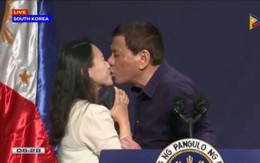 Tổng thống Duterte gây bão vì chạm môi cô gái có chồng