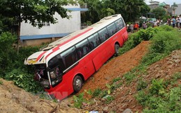 Ô tô chở khách nước ngoài mất lái lao xuống rãnh đường, 20 người bị thương
