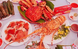 Cỗ cưới đại gia Hà Nội toàn tôm hùm, cua hoàng đế lại có cả lợn quay nguyên con nằm chờ trên sân khấu gây xôn xao