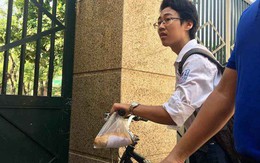 Xót xa cảnh nam sinh tự đạp xe đến trường thi với chiếc bánh mỳ mua vội treo trên ghi-đông chưa kịp ăn