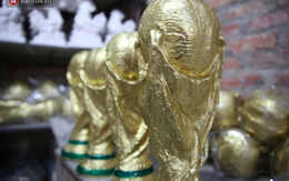 Cặp vợ chồng ở làng gốm Bát Tràng dự tính thu về 240 triệu sau khi tung 3.000 chiếc "Cúp vàng" siêu rẻ ra thế giới trong mùa World Cup