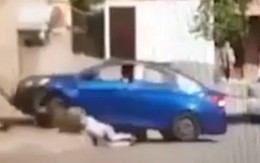 Video: Chồng phóng ô tô húc bay vợ vì bị đòi ly hôn