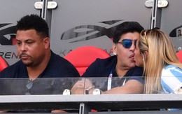 Rô béo ngồi trầm ngâm khi Maradona khóa môi bạn gái kém 30 tuổi