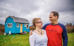 Chán cảnh thuê nhà đắt đỏ, cặp vợ chồng tự xây căn nhà nhỏ xíu nhưng đầy đủ tiện nghi giữa cánh đồng