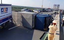 Xe thư báo mất lái, tông hộ lan cầu Nhật Tân, đường về trung tâm Hà Nội ùn ứ