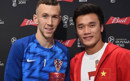 Bùi Tiến Dũng cười tươi, trao giải Cầu thủ hay nhất trận bán kết World Cup 2018