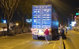 Va vào dải phân cách ngã xuống đường, người đàn ông bị xe container cán chết thương tâm