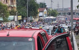 Hai ô tô truy đuổi nhau trên cầu Bình Triệu, cửa ngõ vào trung tâm Sài Gòn tê liệt ngày đầu tuần