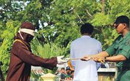 Quan hệ đồng tính, ngoại tình bị phạt roi giữa phố