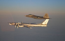 F-22 Mỹ áp sát "Lão già gân" Tu-95MS Nga mà không dám bắt nạt: Chưa từng có trong lịch sử?
