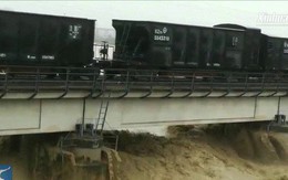 Trung Quốc sử dụng 2 đoàn tàu nặng 7.000 tấn nhằm ngăn cầu đường sắt bị lũ cuốn trôi