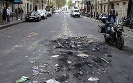 Chùm ảnh: Thành phố Paris ngổn ngang, tan hoang sau những đêm ăn mừng chiến thắng