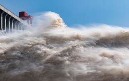 24h qua ảnh: Cảnh xả lũ ngoạn mục từ đập thủy điện lớn nhất thế giới