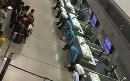 Hình ảnh nhân viên sân bay Tân Sơn Nhất cúi gập mình trước hành khách khiến cộng đồng mạng tò mò xen lẫn thích thú