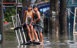 24h qua ảnh: Bão Sơn Tinh gây ngập lụt ở Philippines