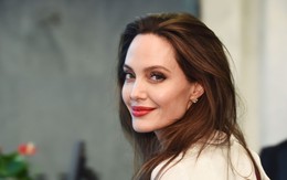 Sau hơn 2 năm ly hôn, con tim Angelina Jolie "đã vui trở lại" nhờ sự xuất hiện của một người đàn ông kém tuổi?