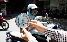 Nhiệt độ ngoài trời xấp xỉ 50 độ, người Hà Nội bất chấp thời trang, khoác chăn đi ra đường