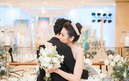 Ảnh đẹp: Á hậu Tú Anh nũng nịu ôm chặt ông xã trong tiệc cưới sang trọng ở Hà Nội