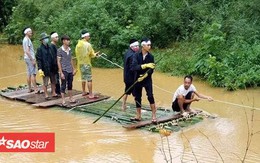 Xót xa hình ảnh ngày mưa lũ, người thân phải dùng bè tre chở thi thể đi chôn cất