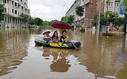 Đường ngập lụt, người dân chèo thuyền như 'sông nước miền Tây'
