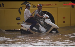 Video: Ô tô, xe máy thi 'bơi' trên đại lộ Thăng Long