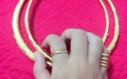 Khách vừa rời đi, cả nhà xúm lại ép nàng dâu tháo vàng cưới đưa mẹ chồng ngay sảnh tiệc khiến hội chị em "nóng máu"