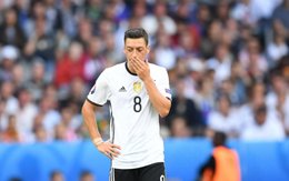 Sau tâm thư uất nghẹn giã từ ĐTQG, Ozil bị "ông trùm" bóng đá Đức mắng là kẻ hèn nhát