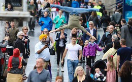 Khán giả Anh trầm trồ thích thú khi Quốc Cơ - Quốc Nghiệp diễn xiếc ngay giữa đường phố