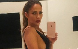 Diện bikini “kiệm vải” ăn mừng sinh nhật tuổi 49, Jennifer Lopez gây sốt với "vẻ đẹp không tuổi"