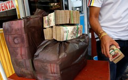 Siêu lạm phát ở Venezuela: Mang 4 USD đi mua được 1 bao tải tiền