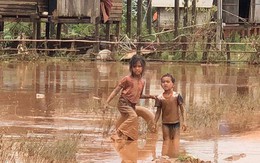 Vỡ đập thủy điện ở Lào: Mọi thứ ngập ngụa trong bùn, trẻ em lem luốc đói lả nhận cứu trợ