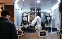 Con robot trị giá 25.000 USD làm được 120 cốc cafe trong một giờ, là ví dụ trực quan cho thấy tự động hóa đe dọa việc làm như thế nào