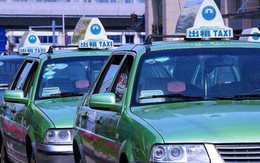 Du khách Mỹ trả nhầm hơn 20 triệu, tài xế taxi Trung Quốc truy tìm bằng được để hoàn trả không thiếu 1 xu