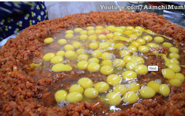 Đập 120 quả trứng vào chảo cùng cực nhiều gia vị rồi lại cho tiếp 120 quả nữa, món ăn gây choáng ngợp này hóa ra khá nổi tiếng