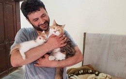 Chuyện kỳ diệu về "kẻ gàn dở" bám trụ tại vùng chiến sự Syria chỉ để chăm sóc chó mèo bị bỏ rơi