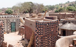 Tiébélé: Ngôi làng cổ được tạo nên từ phân bò, từng căn nhà đều là tác phẩm nghệ thuật tuyệt vời