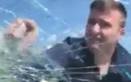 Video: Bị vợ cố tình đâm xe vào người, chồng tức giận đấm vỡ cửa kính ô tô
