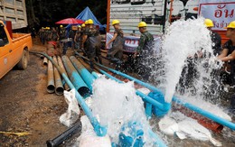 Giải cứu đội bóng Thái Lan: Nhiệt tình tới mức phá hoại, các tình nguyện viên "bơm ngược" nước vào hang
