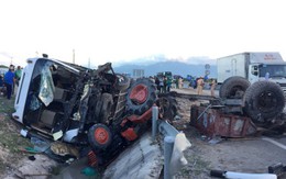 NÓNG: Ô tô tải va chạm với máy cày, 22 người thương vong