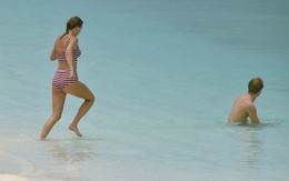 Taylor Swift lộ dáng mũm mĩm khi mặc bikini tắm biển cùng bạn trai