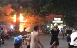 Hà Nội: Quán bia bốc cháy dữ dội, thực khách nhảy từ tầng 2 xuống đất thoát thân